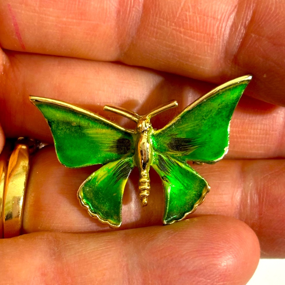 Vintage  Butterfly Brooch Pin Emerald Green Enamel on gold-tone - Picture 3 of 3
